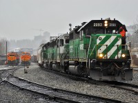 It's a wet afternoon in New Westminster as BNSF 2093 leads the way north @Braind with two cars in tow.