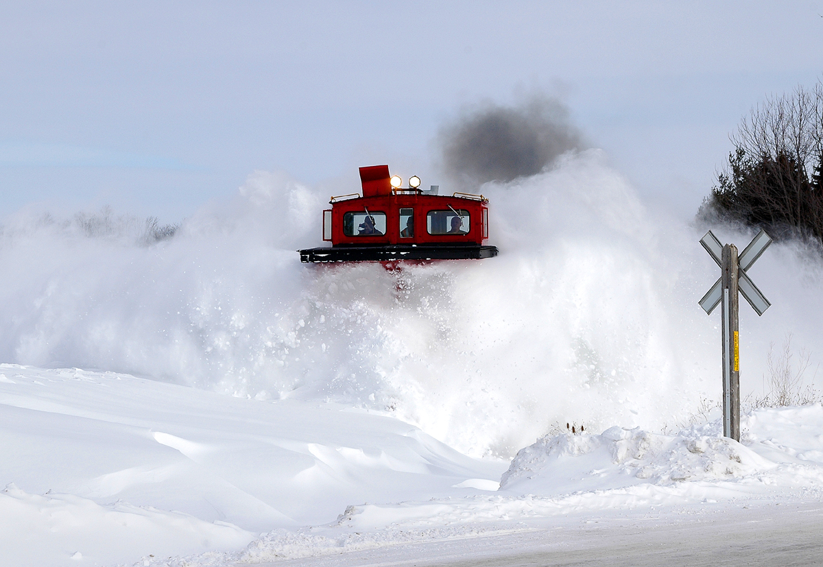 OSRX 6508 - OSRX 1401 notch it up as they clear a drift at Mossley Drive