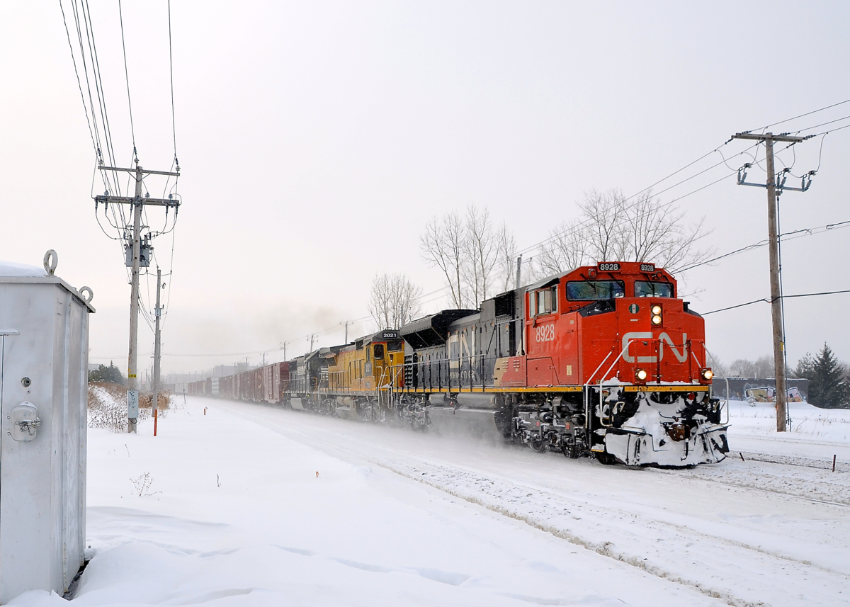 A late CN 528 is approaching the St-Georges crossing in St-Lambert with CN 8928, CN 2021 (still in UP paint) and NS 2570. It will go to Rouses Point, NY where a CP crew will take it south as CP 930.