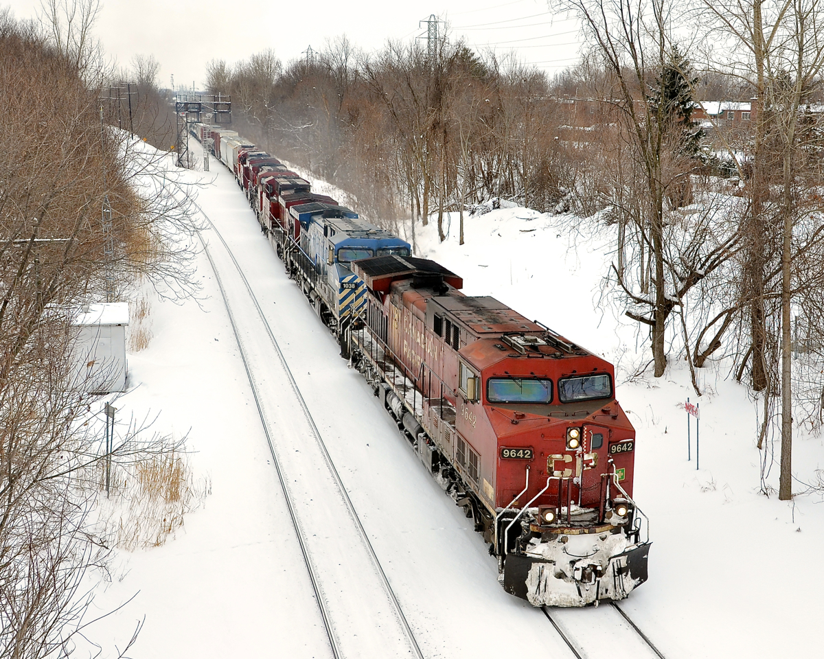 CP 253 has 6 units as it passes the North Junction lead at Montreal West (CP 9642, CEFX 1038, CP 8632, CP 8650, CP 8908 & CP 7305). CP 253 originates in Harrisburg, PA and will terminate shortly in St-Luc Yard. The North Junction (at left) is exclusively used by AMT commuter trains to and from Saint-Jérôme.