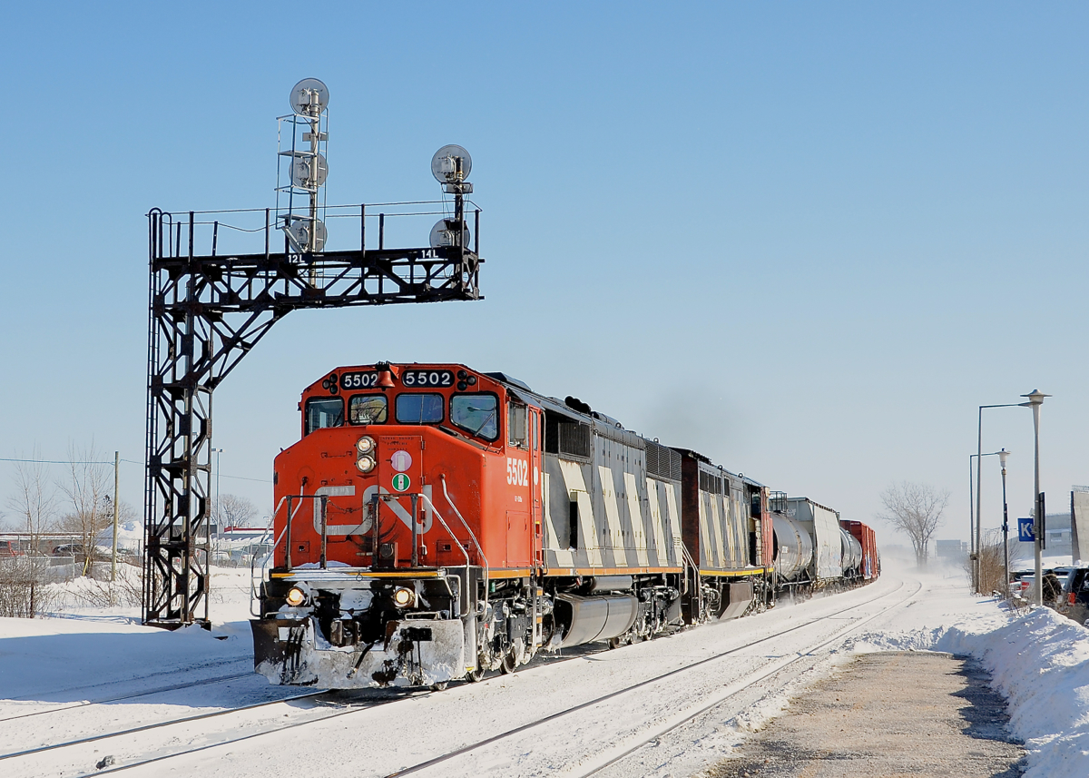 CN's first four SD60F's (CN 5500-5503) are alternately known as SD50AF's and were numbered 9900-9903 from 1985 to 1988. They differ from the rest of the SD60F's by having high mounted numberboards, as did their SD50F predecessors (all now off of CN's roster). Here SD50AF CN 5502 leads a GE cowl (CN 2402) through Dorval on a brutally frigid morning.