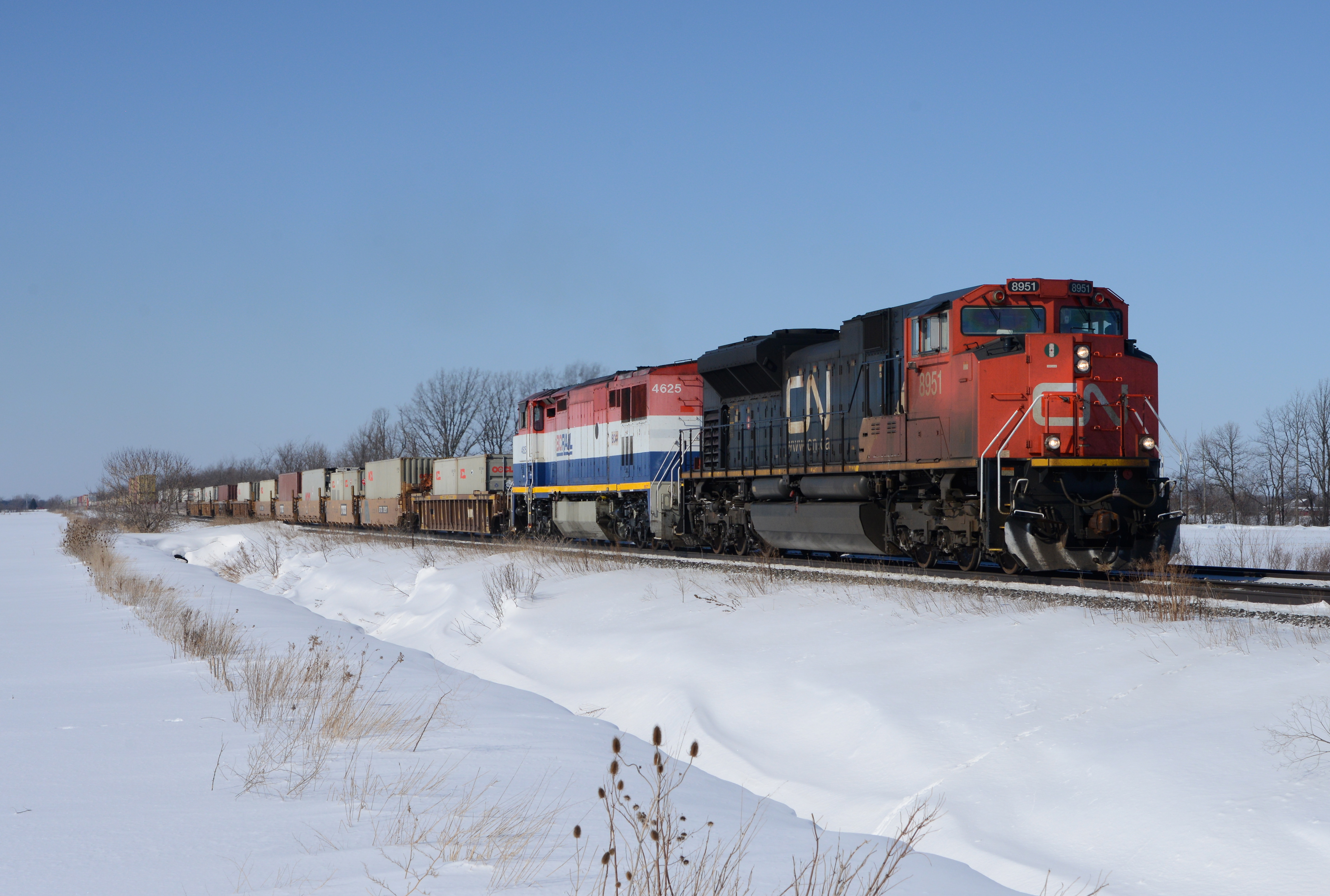 Railpictures.ca - Marc Dease Photo: CN 8951 heads east out of Sarnia ...