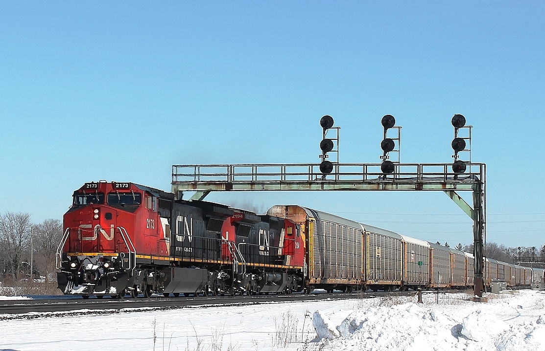 A later than normal #393 hauled by two recycled BNSF locos CN 2173 and CN 2194. This is the first time I have seen two of this class of locos hauling a train together.