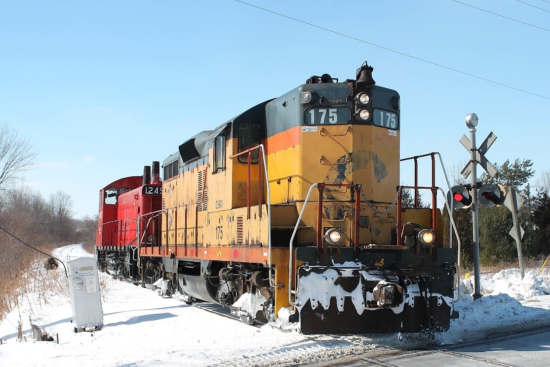 Having been trackside at Ingersoll, I was on my way home and visited the Bakery at Courtland. As I left the shop I heard a train horn and quickly made my way to the ex Trillium line and found 175 and 1249 cutting a path through the snow light engine to go and pick up at Cargill. They were at the highway #59 crossing to the west of the town.  No plow needed today and the first time I have seen any locos working in Courtland.