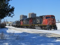 CN L509 arrives in London while CN A439 avaits its arrival to build their train.