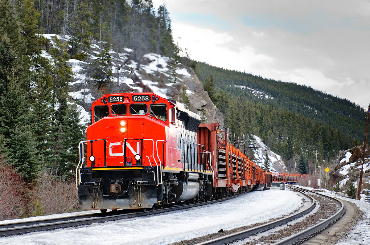 CN SD40-2W 5258, a former LNG test unit struggles towards Geikie with CWR for the Ashcroft Sub. CN decided they'd add 3000' of loads on the tailend, so it sounded great in N8 doing about 10mph.