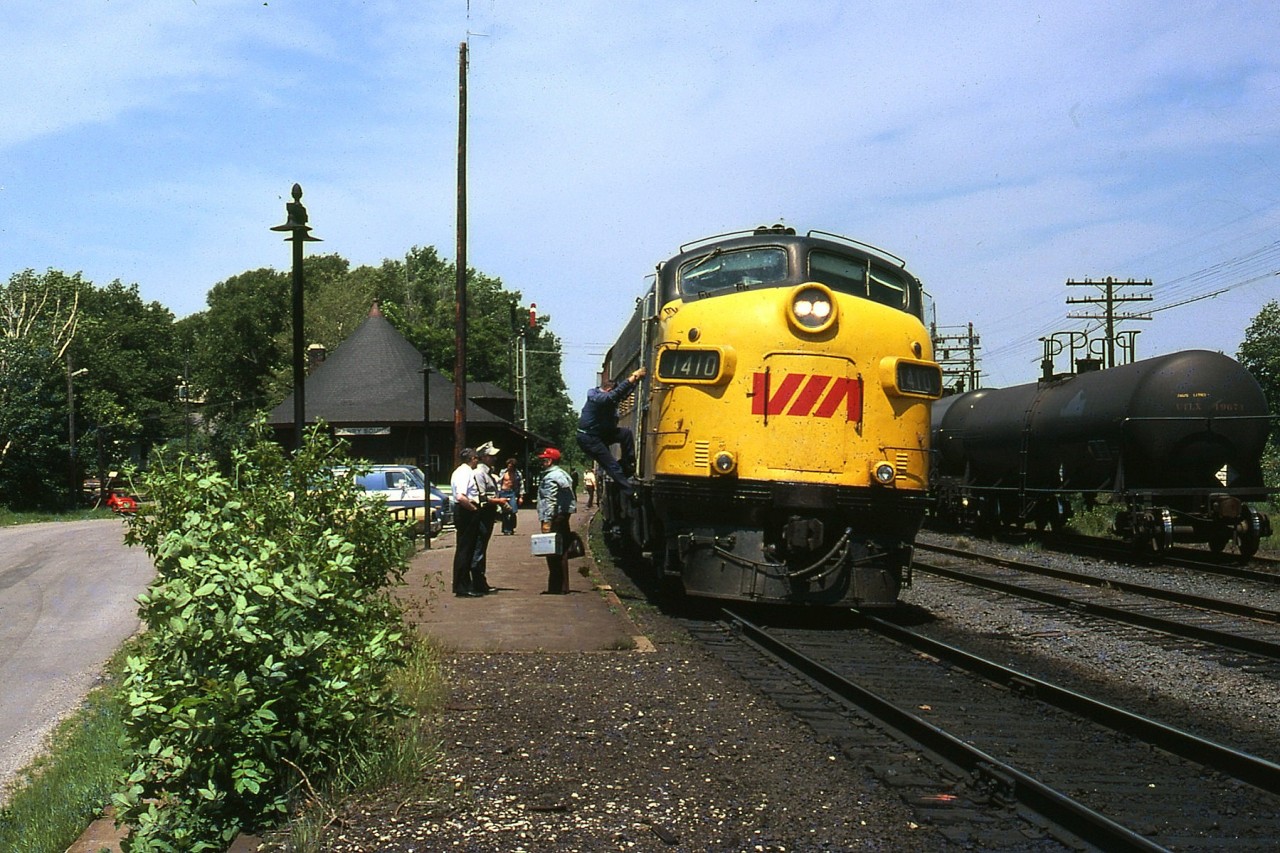 Southbound "Canadian" stopped at Parry Sound. Back then, crew changes took place at Parry for the passenger, rather than MacTier. We see the boys having an exchange of pleasantries before leaving. The leader, former CP 1410, now VIA; later became VIA 6558, but I do not recall seeing it in my travels as it was retired by 1983. Downside was, behind 1410 are CP 8580 and VIA 1961. Can't be seen in this image. I raced down to the town pier to grab a shot of the train over the trestle, but flubbed it. Oh well.