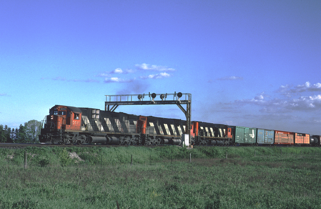 In the last 80s #392 was a good bet for an early evening appearance at Bayview and a trio of MLWs. A quick run down the 403 could get you on to the Halton Sub ahead of the train and light on the nose. The crossing at Mainway was a nice open location in those days allowing an across the field view of eastbounds passing the signals.