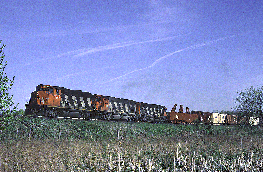 CN GP40-2W 9520 leads a pair of big MLWs on Sarnia - Montreal train #392, just about to cross Mainway. #392 was a regular early evening train through Bayview, its appearance was often my cue to hit the 403 to try for a nose lit shot after the train swung north on to the Halton Sub.