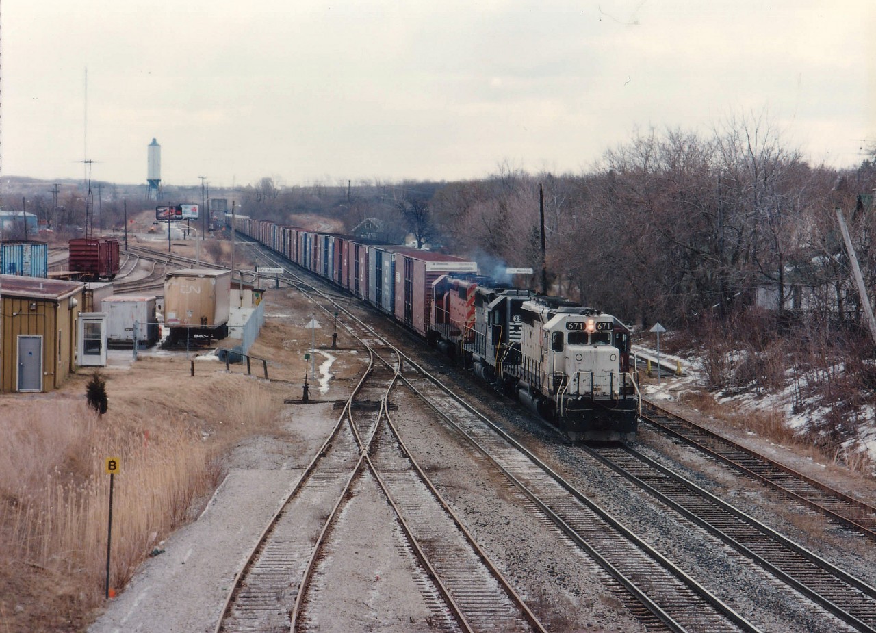 A slightly later than normal NS #327 autoparts train, Buffalo to St. Thomas. Nice to see one of those white KCS units (670-676) that CP bought on the lead. Looking eastward from the Merritt St. bridge power is CP 671, NS 2809 and CP 5526. Tough shot in morning sunshine. The 671 renumbered to CP 5416 in late 1997 and retired 2001. I never did see this unit renumbered and wondered if it actually got painted to CP or not.