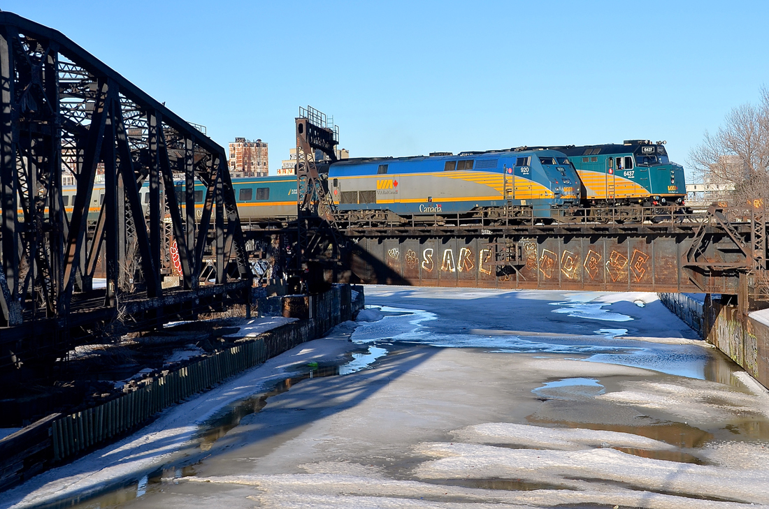P42DC going one way, an F40 the other way. VIA 37 with VIA 920 leading is headed towards Fallowfield in suburban Ottawa, while VIA 6437 (along with VIA 6457 out of sight) pushes VIA 14 (The Ocean) towards Montreal's Central Station.