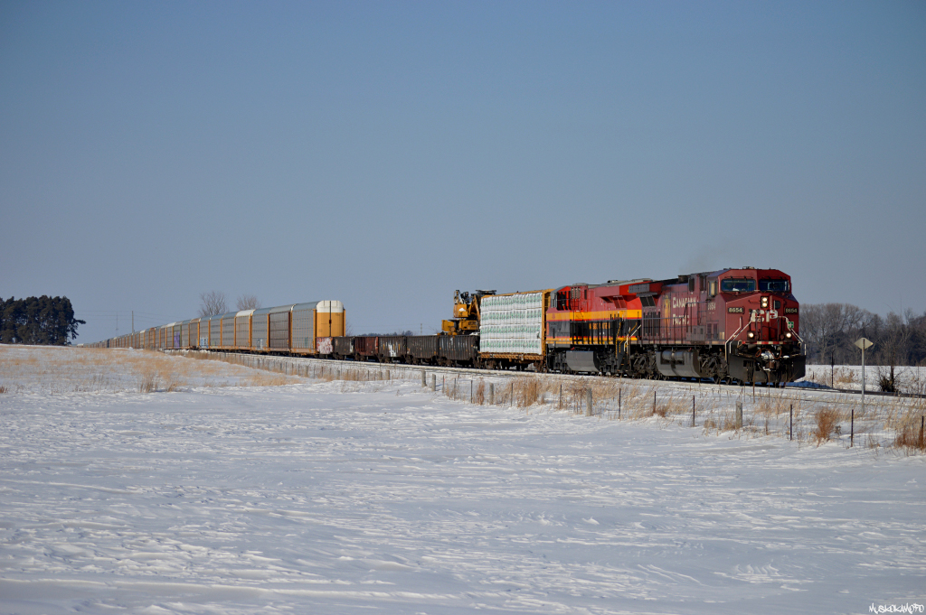 CP 8654 South creeps down the main at Baxter with an extra 420, waiting on a better signal/permission from the Honda job into the block behind 112. Today's 2420-25 (2nd 420 of the 25th) has most notably KCS 4864 trailing, fairly fresh from GE, along with 53 cars (46 multis for Spence) following the head end 7 cars it would carry on to Toronto.