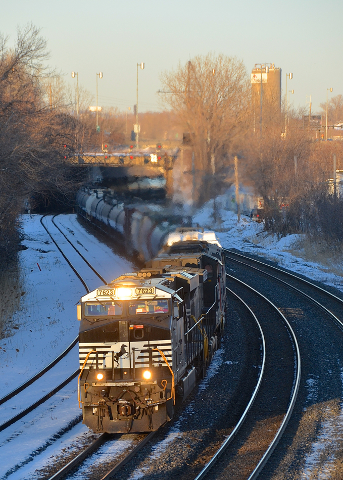 High headlight close to sunset. CN 323 has NS power leading as it heads through Montreal West about 35 minutes before sunset. Full lashup is NS 7623, NS 9242 and CN 5541. This power came into Montreal this morning on CN 528 from Rouses Point, NY and then headed to Saint Albans, VT on CN 324.