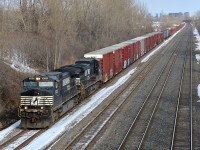 CN 529 is almost done its run as it approaches Taschereau Yard with NS Dash9 and Dash8 widecabs (NS 9003 & NS 8420, the latter ex-Conrail).