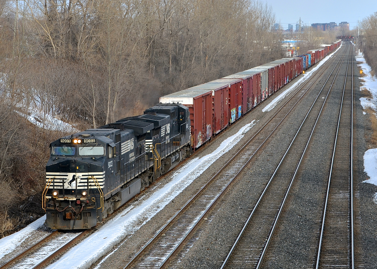 CN 529 is almost done its run as it approaches Taschereau Yard with NS Dash9 and Dash8 widecabs (NS 9003 & NS 8420, the latter ex-Conrail).