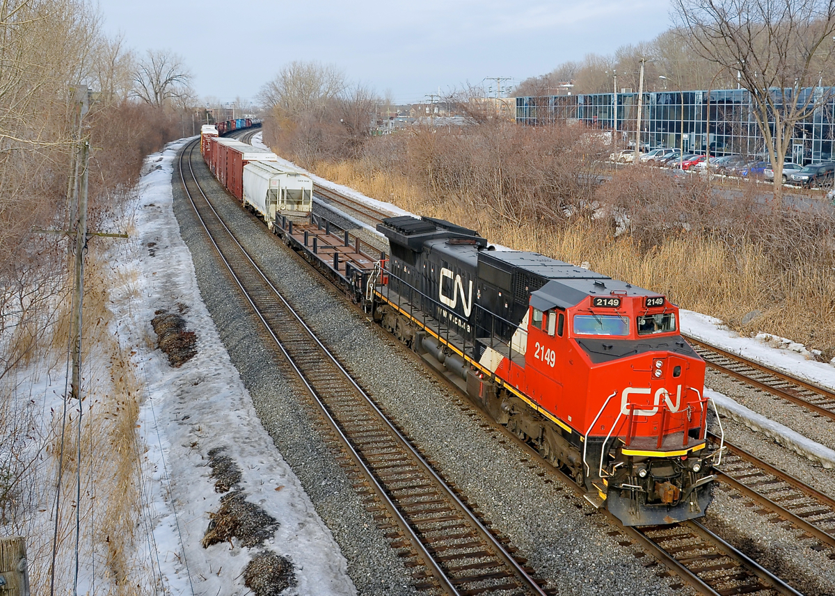 Solo ex-ATSF Dash8 in charge. CN X400 with tonnage for Joffre Yard near Quebece City is powered by CN 2149, a Dash8-40CW built for ATSF as ATSF 828 in 1992.