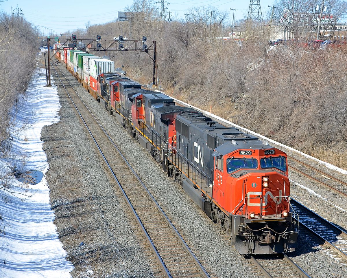 CN 120 has an SD75I leading three GE's (CN 5679, CN 2622, CN 2500 & CN 2220) as it leaves Taschereau Yard, bound for Halifax.
