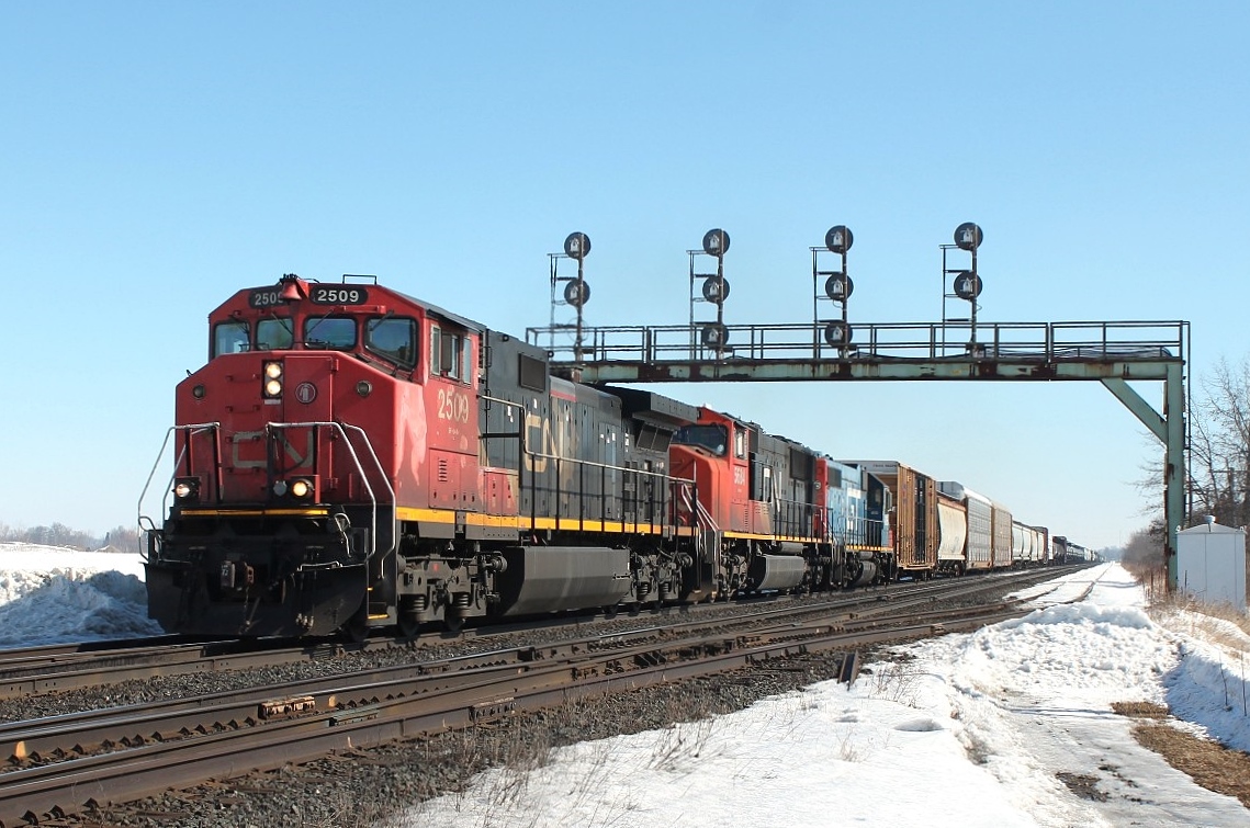 I believe this train to be 385 heading west under the gantry at Paris West. The locos in charge CN 2509, 5684 and GT 4906