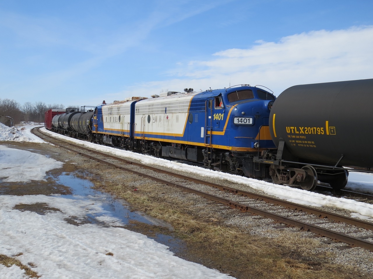 By glance one would think a pair of F units were running as DP.