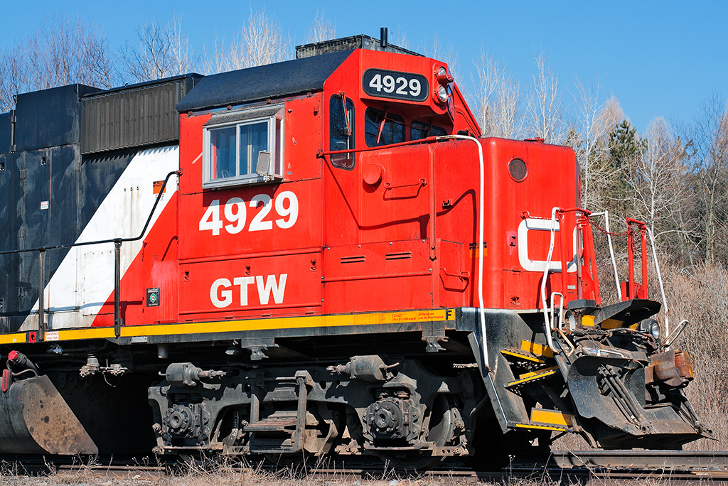 GTW 4929 was the fourth unit on CN M38331 20 out of Mac Yard when the welds failed around the draft gear behind the pilot as they climbed Copetown Hill. The end result is shown after the unit was set out on the south service track and left idling away till they come with a decision on what to do with the unit.