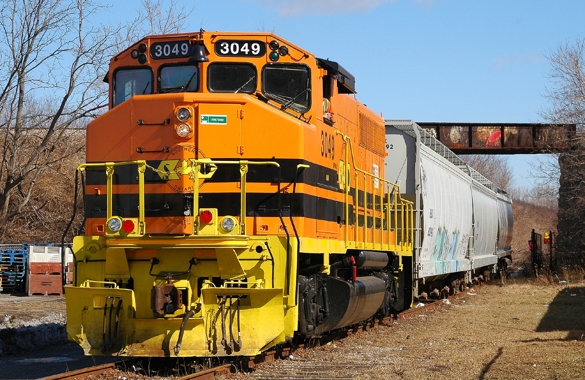 RLHH 3049 shoving three hoppers back from Ingenia towards the CN Dundas Sub