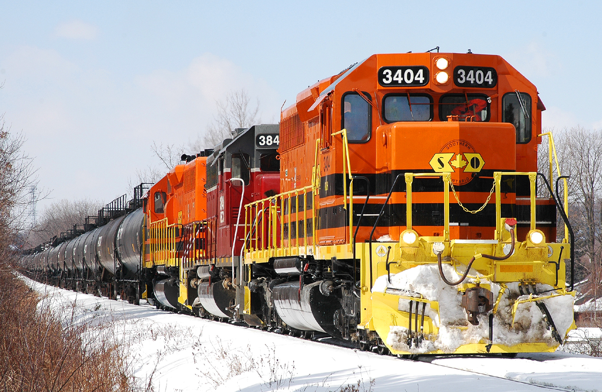 SOR 595 with RLHH 3404 (ex-PC 6260) - NECR 3840 (ex-PC 7904) - RLHH 3403 (ex-CP 5516)pull's up to Stanley Street with 92 tanks