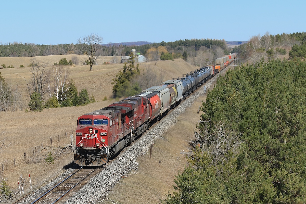 Still sporting stripes on her pilot, the former star of the movie "Unstoppable" leads a relatively short train 118 under Hwy 9.