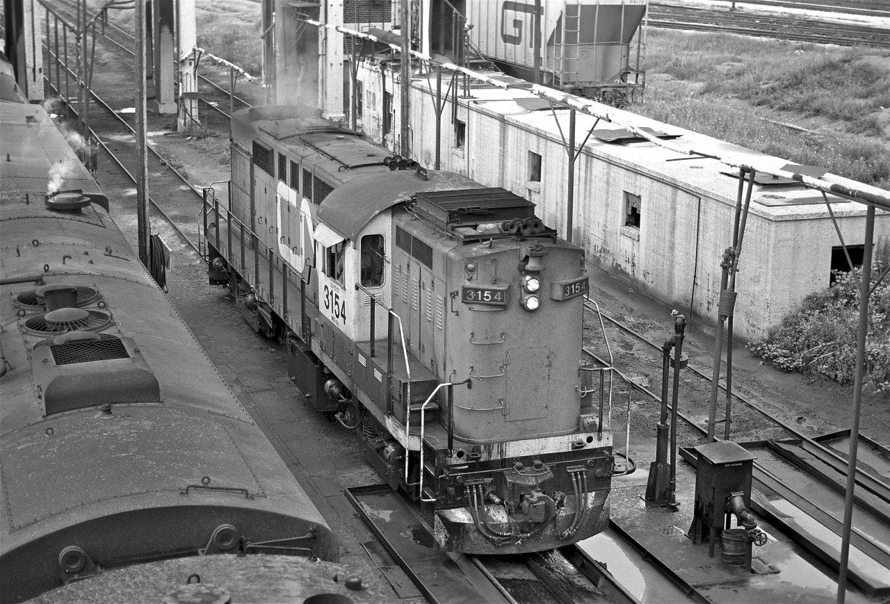 RS-18, #3154 (ex #3884), is shown near Spadina sporting the Tempo livery.  Manufactured by MLW in 1960, the locomotive was retired in 1983.