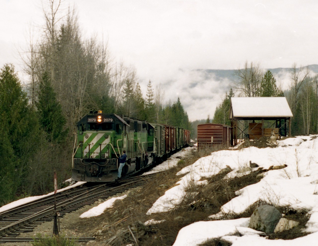 BN local on the Salmo-Nelson-Salmo segment of its 3 day trip out of Kettle Falls Washington pulls up to the Boulder Mills lumber loadout just north of Salmo