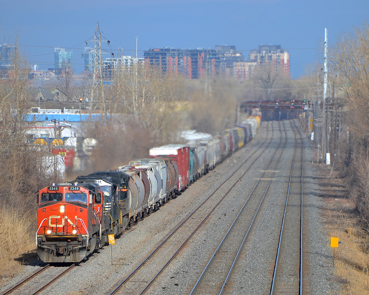 CN 527 has its currently assigned power (CN 2249 & CN 4134) as well as two NS units from a CN 529 that terminated at Southwark Yard (NS 6766 & NS 9591) as it approaches Taschereau Yard.