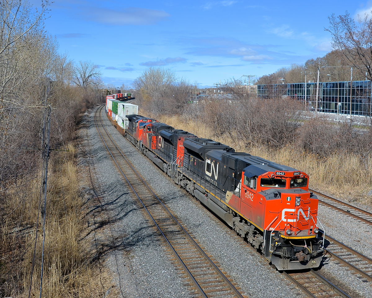 CN 8942, CN 8895 & CN 2644 head east with CN 120 on a beautiful spring morning.