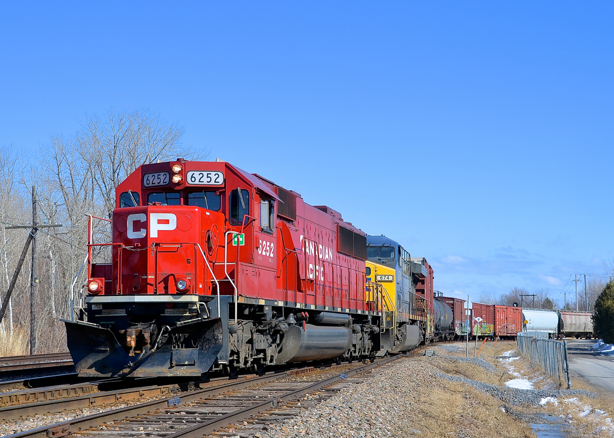 Coming off of the old NJ. CP 253 with a nice lashup of CP 6252 and CSXT 674 is coming off the old Napervielle Junction Railway (a Delaware & Hudson subsidiary that ran from Rouses Point, NY to Delson) and onto CP's Adirondack sub at Delson, named after the DELaware & HudSON.