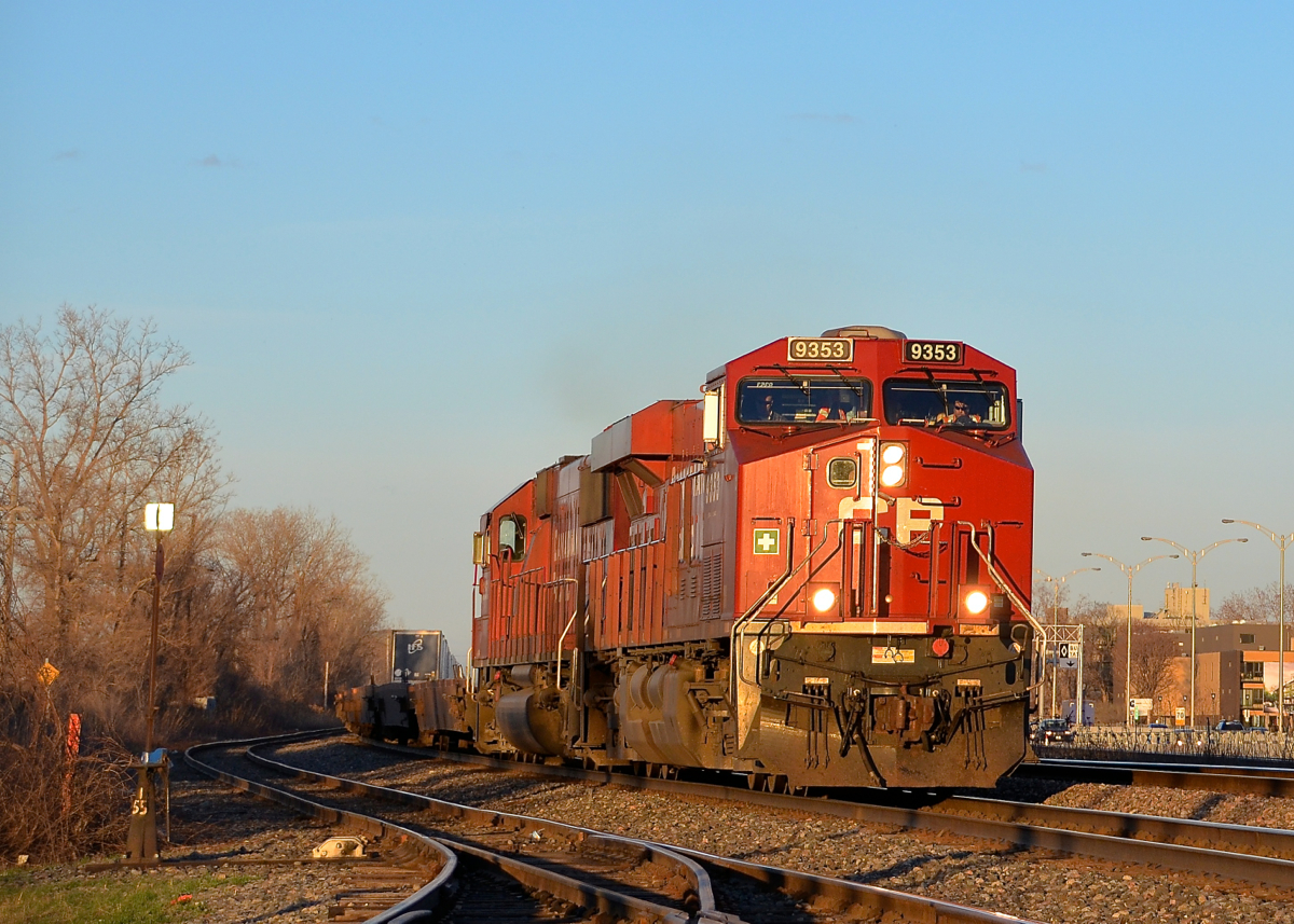 CP 9353 & CP 6252 blast through Dorval with the westbound Expressway about half an hour before sunset.