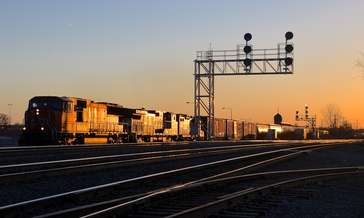 CN 326 is eastbound through Dorval just before sunset with CN 5610, BCOL 4642 & CN 4107. In the foreground is CP's Vaudreuil Sub.