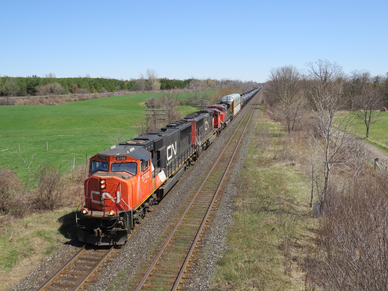CN M385 heads west. Later it will meet CN M348 and CN M384.