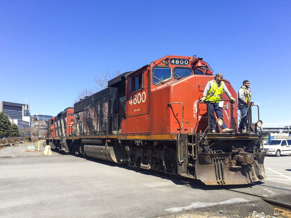 Engline light out of the port. CN 4800 and CN 4134 leave the port of Montreal engine light.