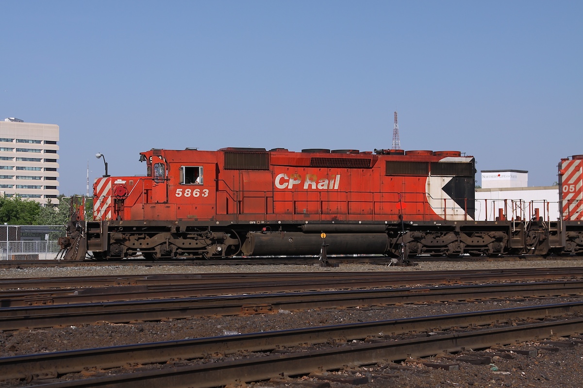 Large multimark 5863 leads a sister SD40-2 back onto the yard tracks at the end of a working day.