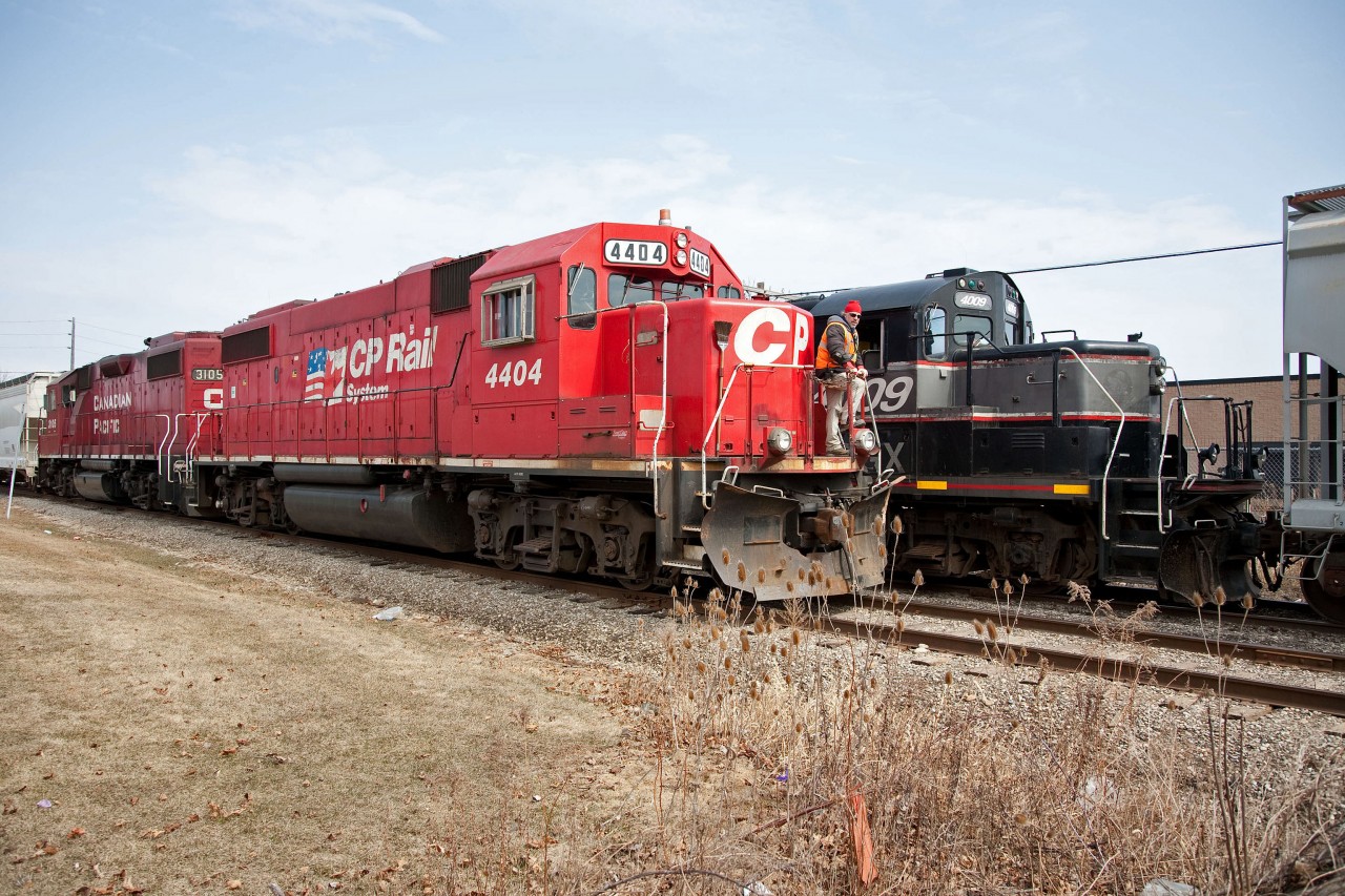 No 2200's on the Streetsville Switcher today.  After getting the crew of the Orangeville wayfreight to leave their empties north of Alpha Mills Road and duck 4009 into the runaround and onto their northbound cars, the CP crew grabs the interchange cars and heads toward Streetsville yard.