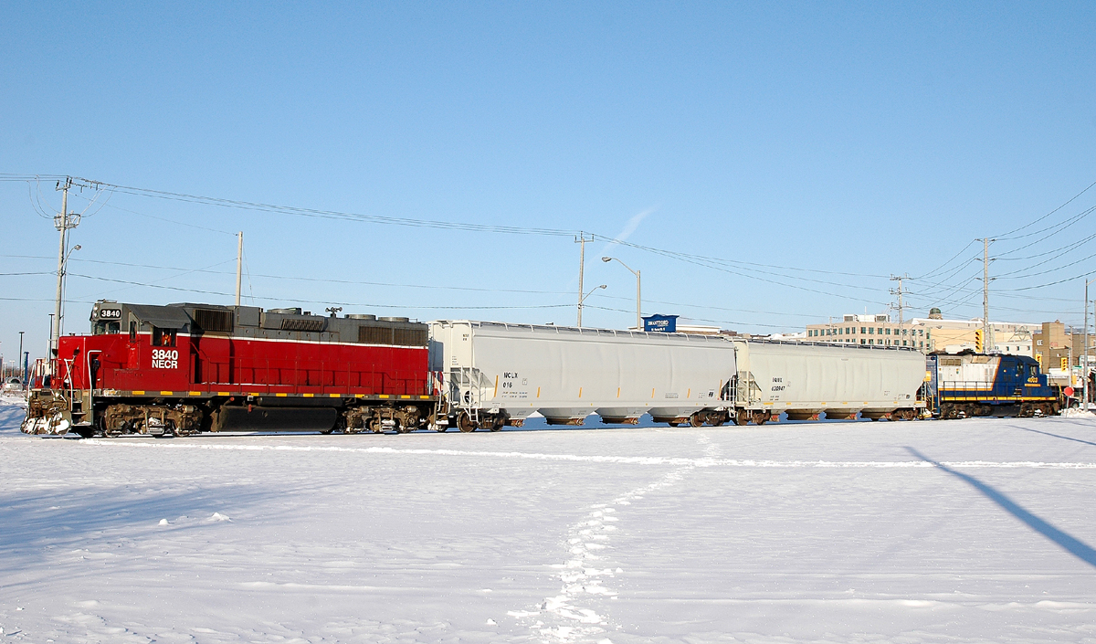 496 heads to Ingenia with NECR 3840, 2 hopper cars and RLK 4003 bringing up the rear