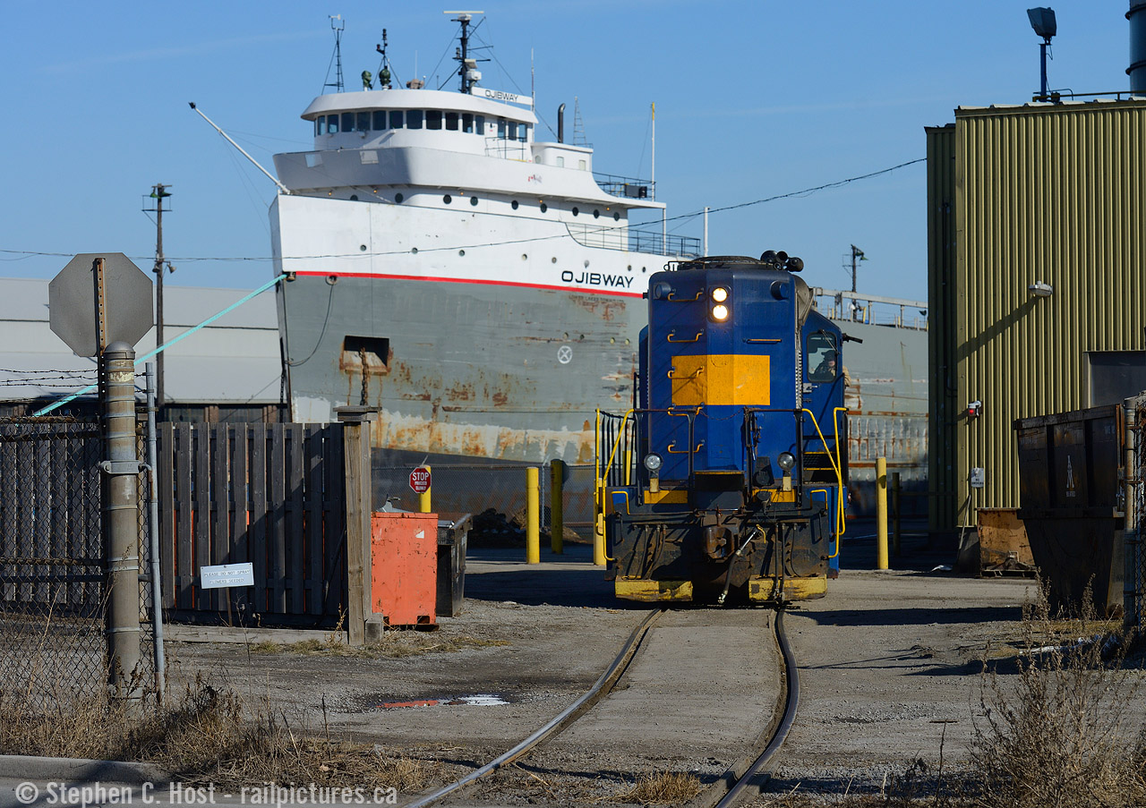Ships and trains - RLK 4003 has finished setting off some Cylindrical CWB-style hoppers on the Bunge Bayside lead, and  the Great Lakes Ojibway is moored along Pier 10 waiting for the seaway to open.