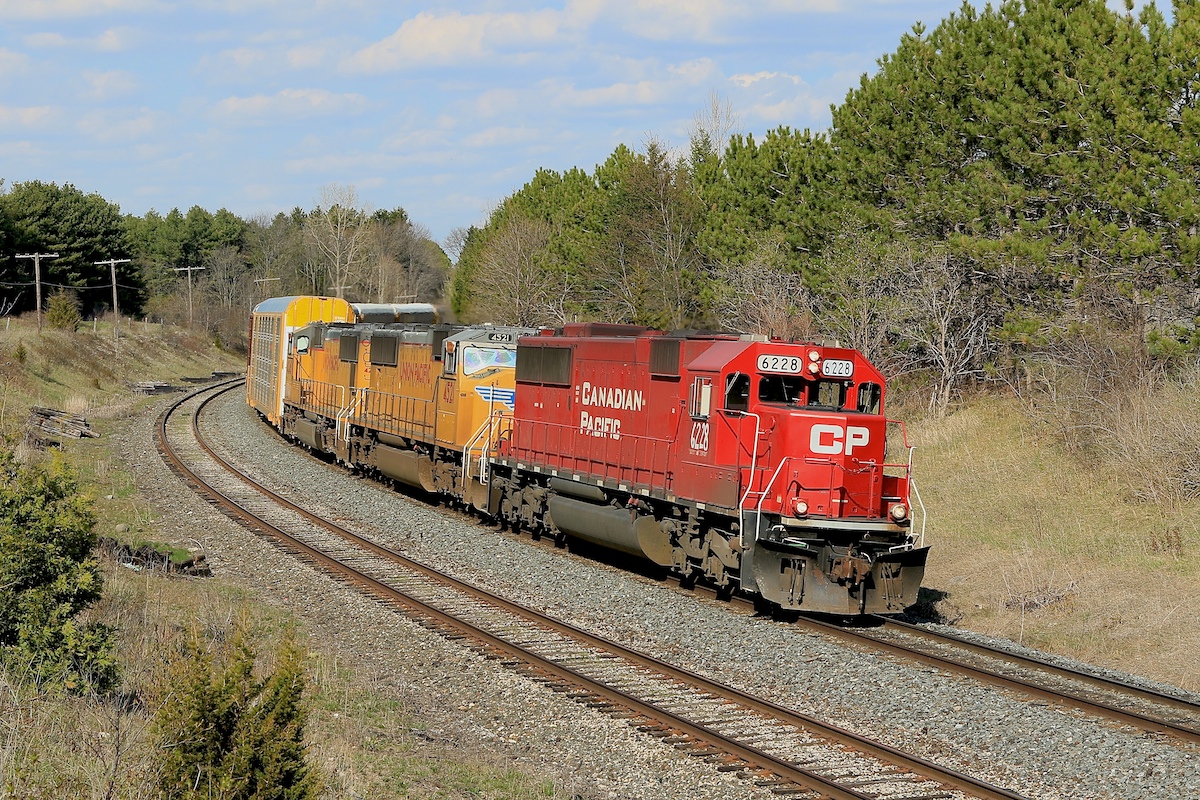 6228 and two UP engines bring 400 feet of autoracks around the curve at Coakley.