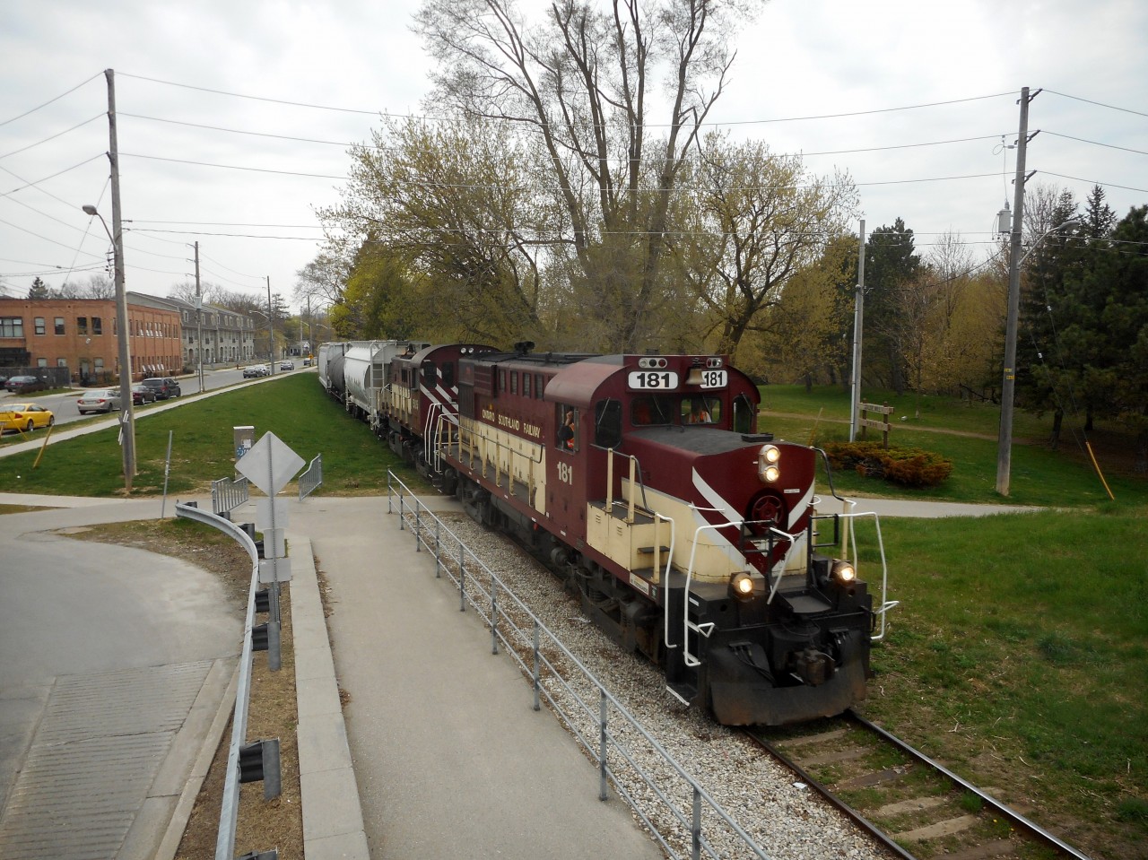 OSR 181 and 505 head south on the approach to the down town with 6 cars.