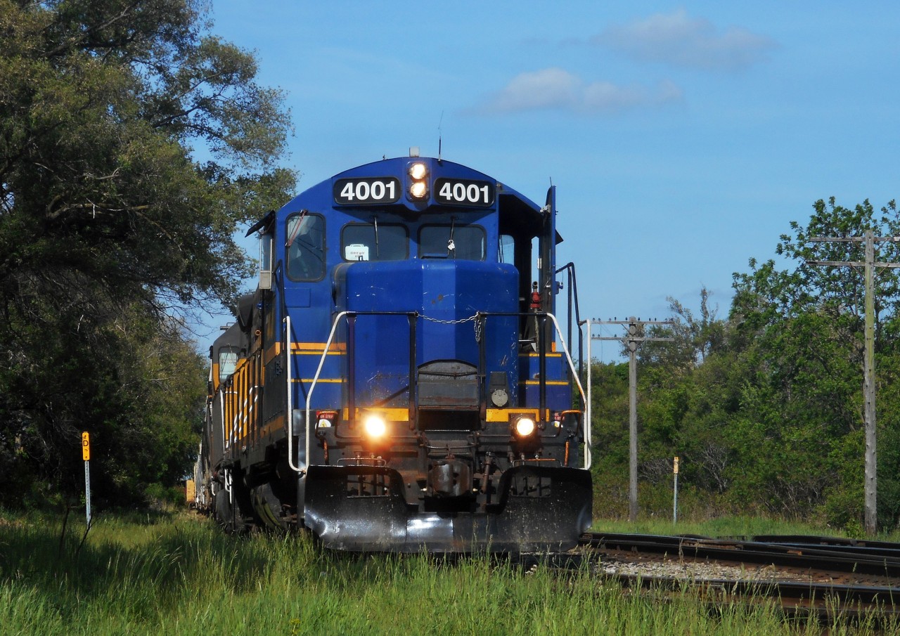 GEXR 4001, 2210 pull out onto the Guelph Sub. off the Guelph North Spur to head back to Kitchener.