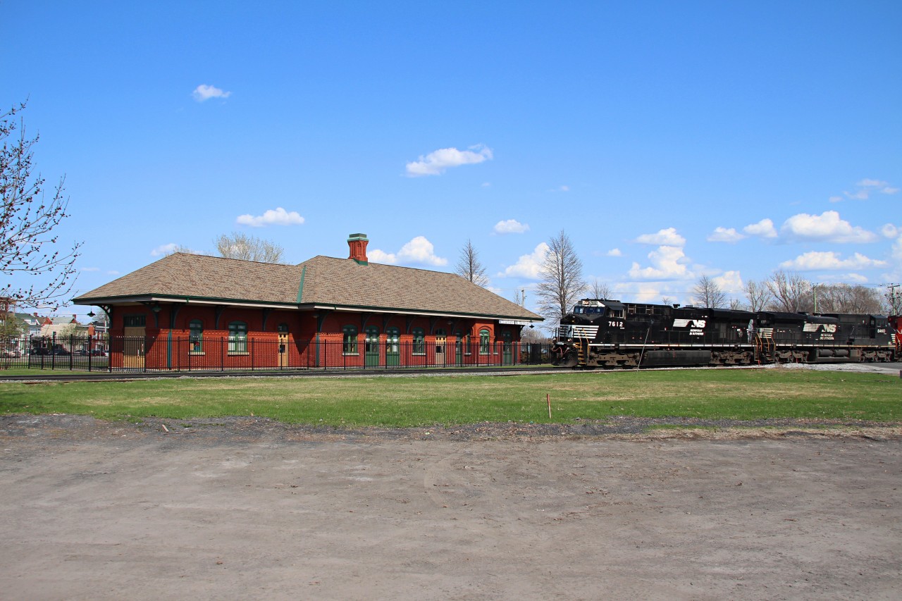 The 529 arrive at the old CN station in St-Jean sur Richelieu !