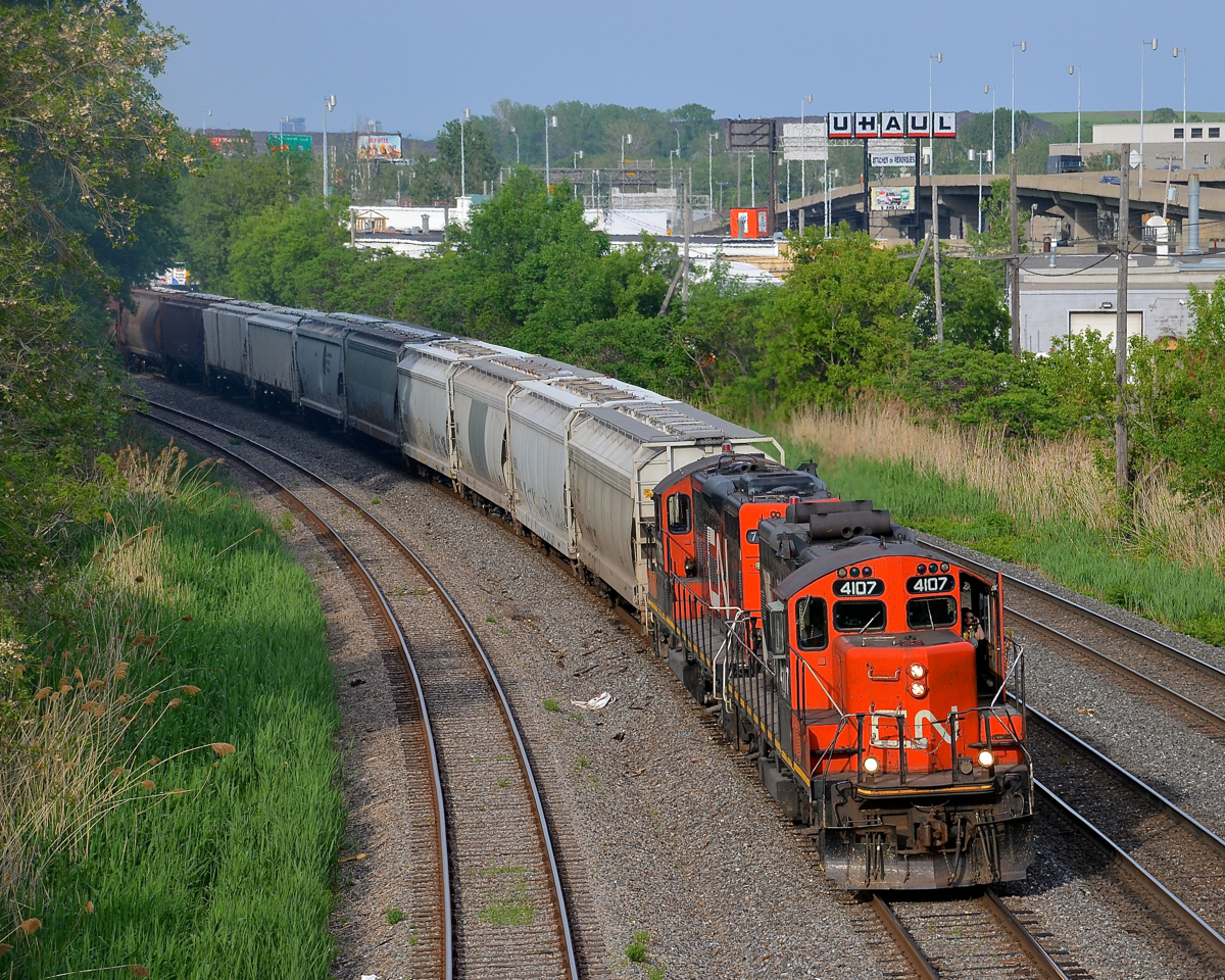 CN 4107 & CN 7266 head west towards Taschereau yard with the Pointe St-Charles switcher.