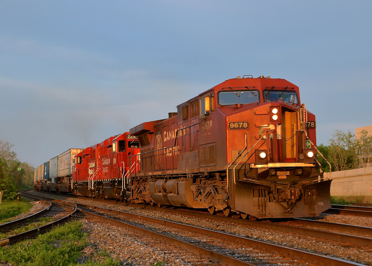 CP 133 has CP 9678 and a pair of GP20C-ECO's (CP 2250 & CP 2276) as it blasts through Dorval about 35 minutes before sunset.