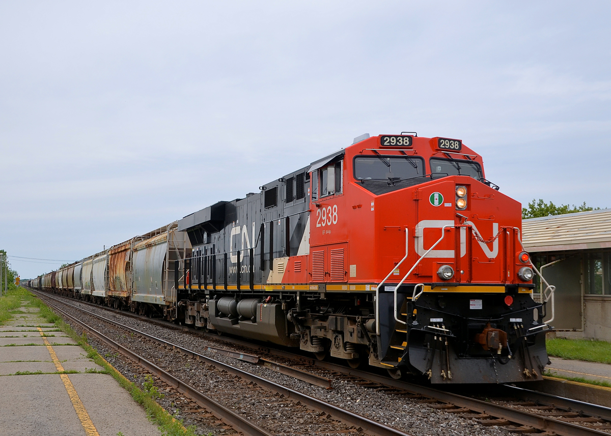 CN has really been getting good use out of their new ES44AC's out east, with a number of trains running with a 1+1 setup, such as CN 310, 368 or in this case X372. CN 2938 and CN 2812 mid-train lead CN X372 through Dorval with a whopping 189 cars in tow.