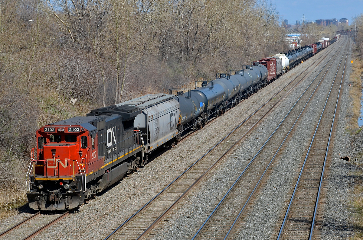 A decent sized one-unit wonder. CN 323 has a solo CN 2102 as it heads west on the transfer track towards nearby Taschereau yard with a decent iszed train. This train left Montreal yesterday as CN 324 and would normally return from St. Albans the same day but the crew must have run out of hours as they spent the night in Vermont and left this morning.