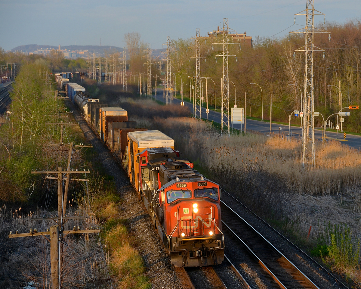 CN 373 has CN 5659 & CN 2193 lead CN 373 through Pointe-Claire with some nice evening light illuminating the train.