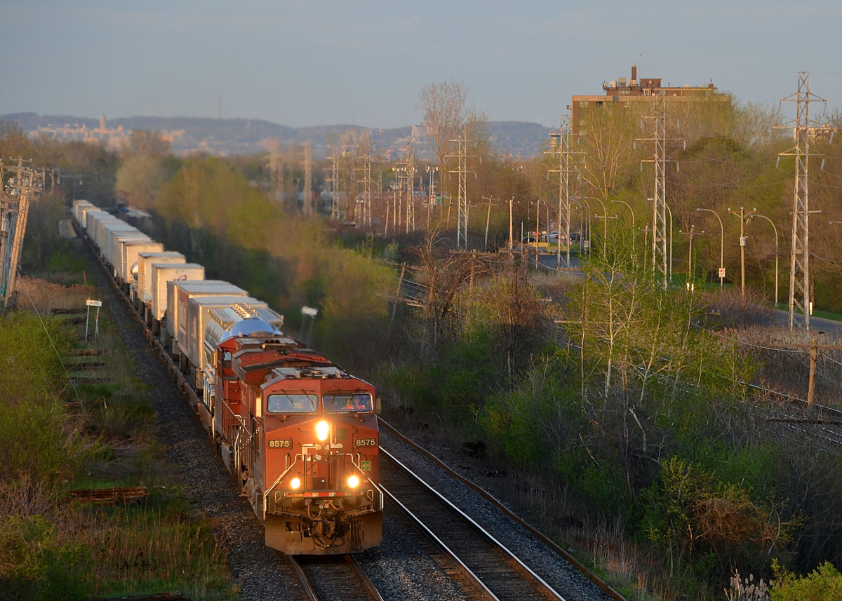CP 8575 & 8783 lead the westbound Expressway through Pointe-Claire not too long before sunset.